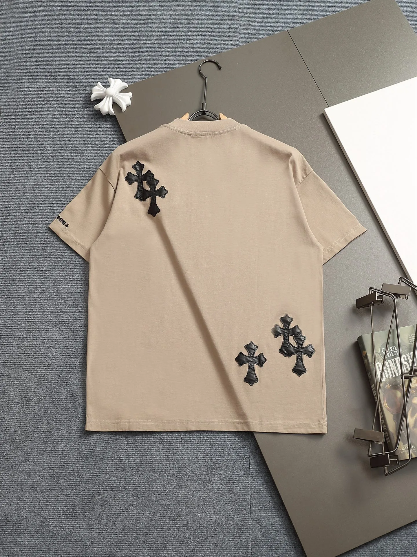 🅿️220 Chrome hearts ch Chrome hearts cross leather short-sleeved T-shirts. Large version. Loose and stylish. The difference is the low version, the slim version, the upper body and the crotch. 100% commitment: top quality, not fast food. The highest version on the market. Top quality, 320 grams. 26 custom-dyed double yarn cotton, same style for men and women, complete with three standards. Color: black, purple, brown, khaki Size: XS-L Size chart: